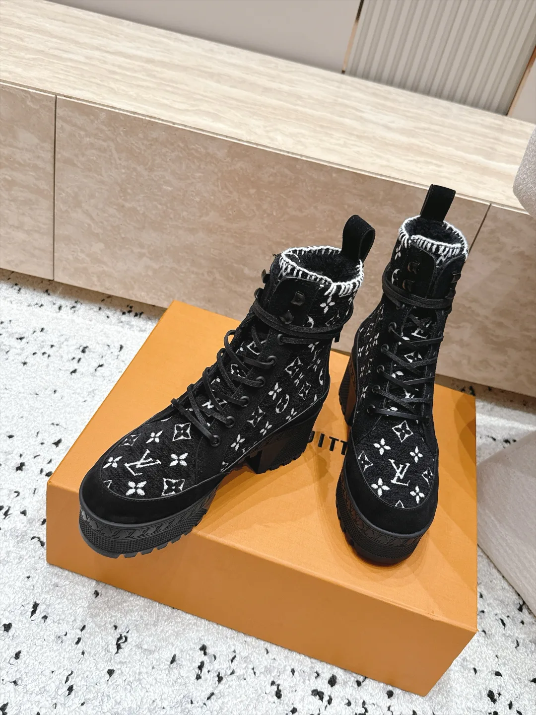 Women's Ankle Boots LOUIS VUITTON 18498035