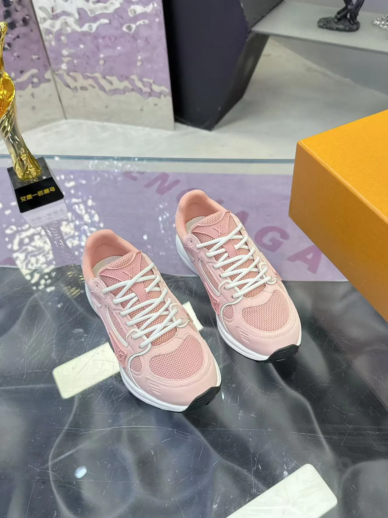 Women's Sneakers LOUIS VUITTON 17530425