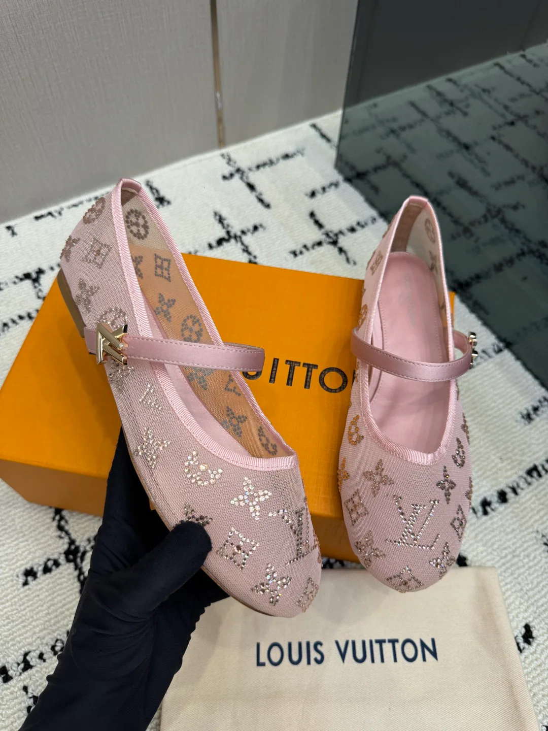 Women's Ballet Flats LOUIS VUITTON 17947016