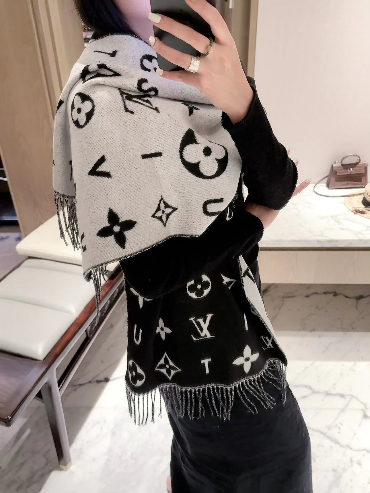 Scarves LOUIS VUITTON 18377562