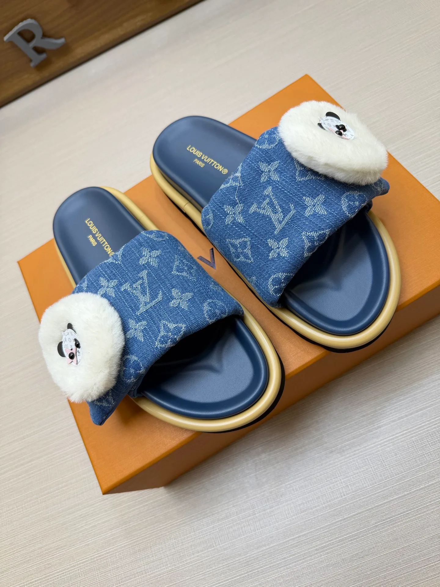 Women's Flip-Flops LOUIS VUITTON 18011820