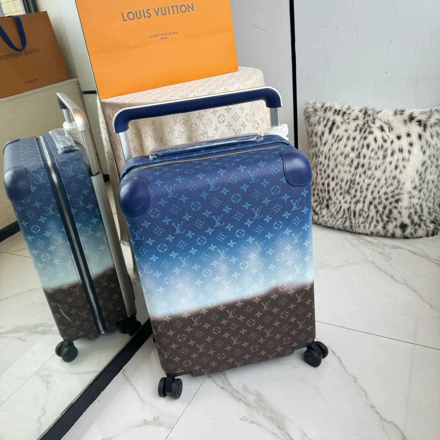 Suitcases LOUIS VUITTON 17801473