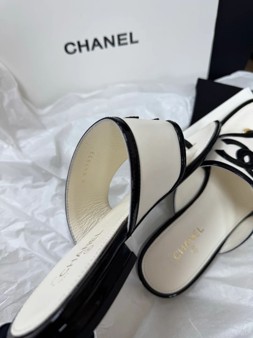 Women's Flip-Flops CHANEL 17860411