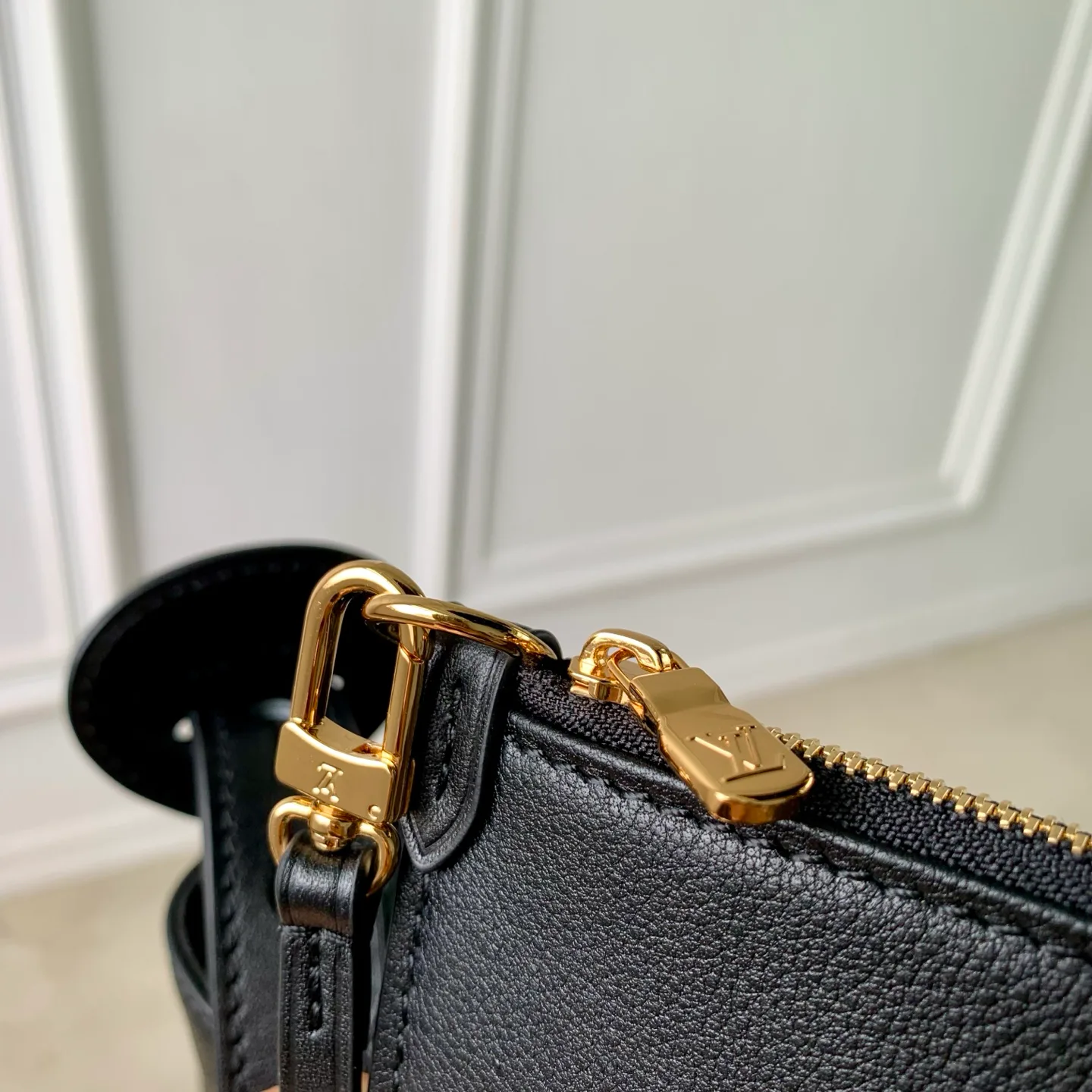 Women's Classic Handbags LOUIS VUITTON 18147457