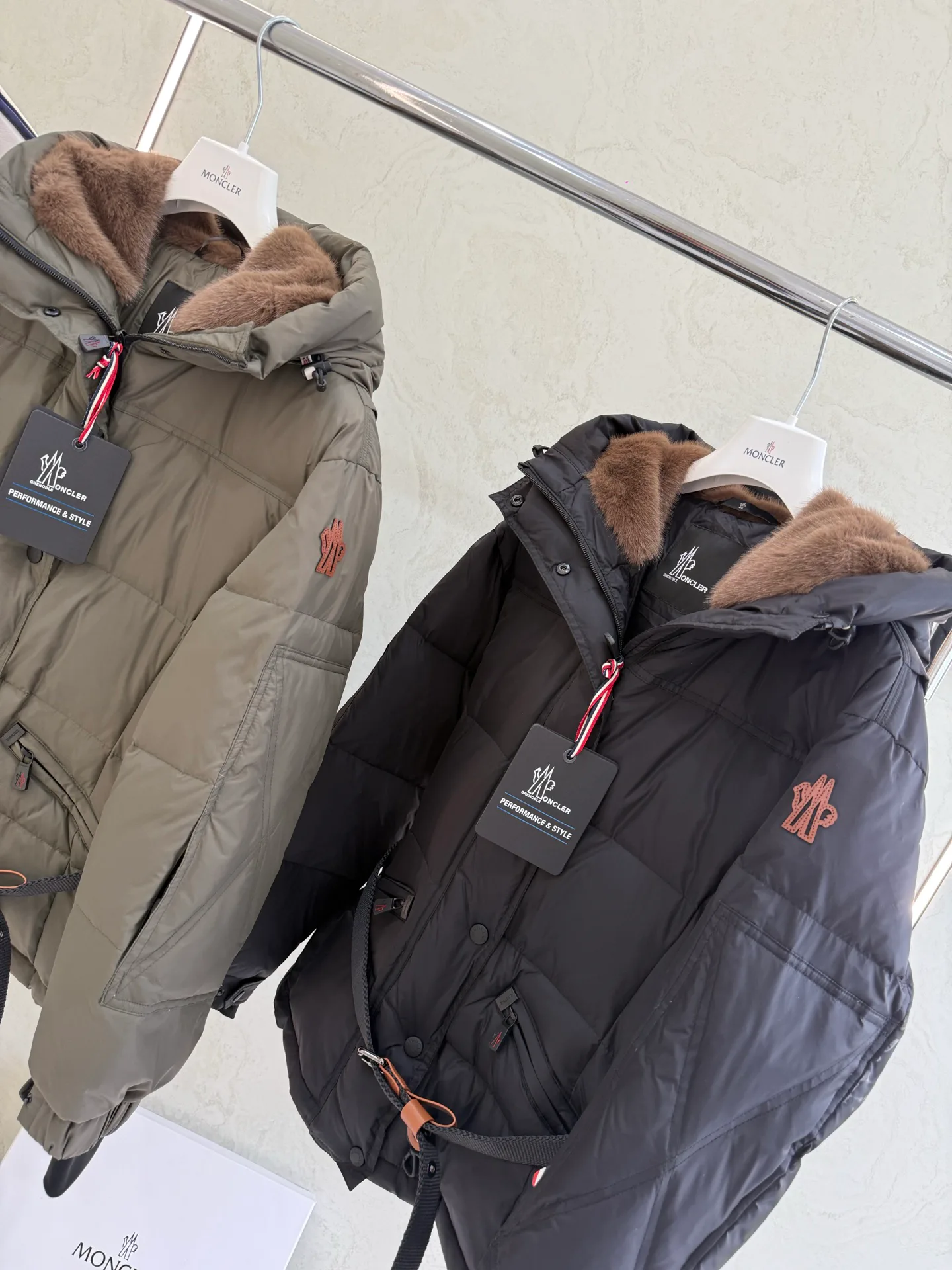 Women's Jackets And Down Jackets MONCLER 18043561