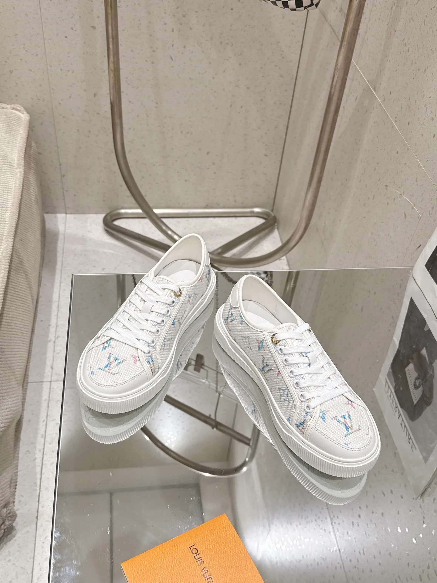 Women's Sneakers LOUIS VUITTON 18543572