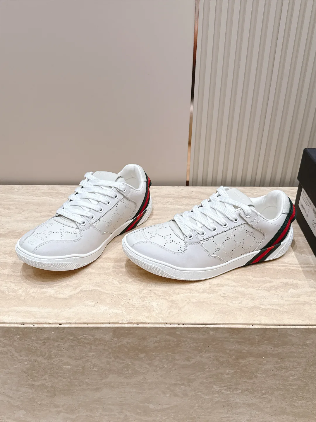 Кроссовки Женские Gucci 18636821