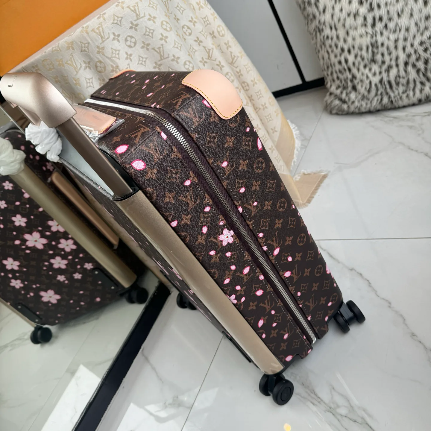 Suitcases LOUIS VUITTON 17801475
