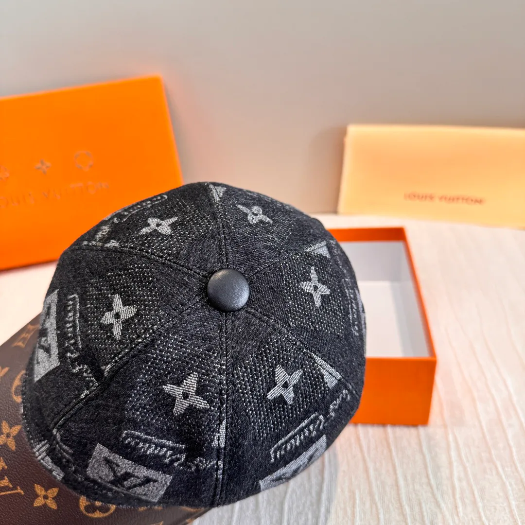 Hats LOUIS VUITTON 18105215