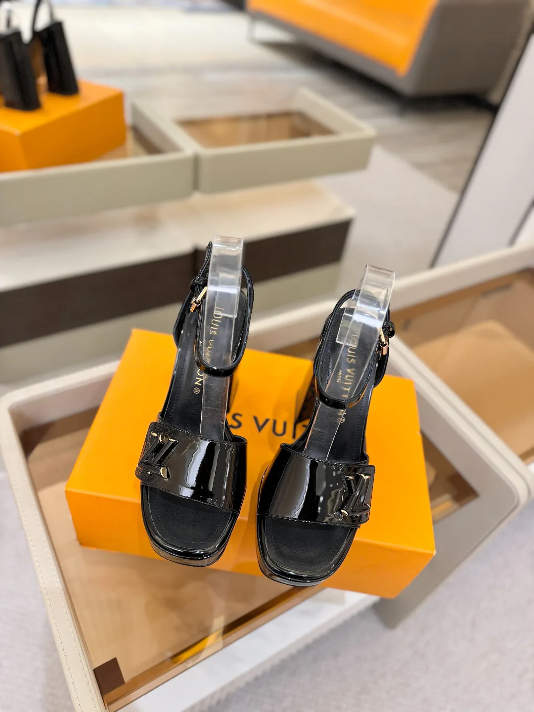 Women's Open-Toe Sandals LOUIS VUITTON 17946851