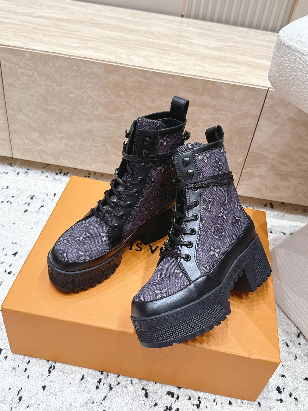 Ботинки Женские Louis Vuitton 18636717