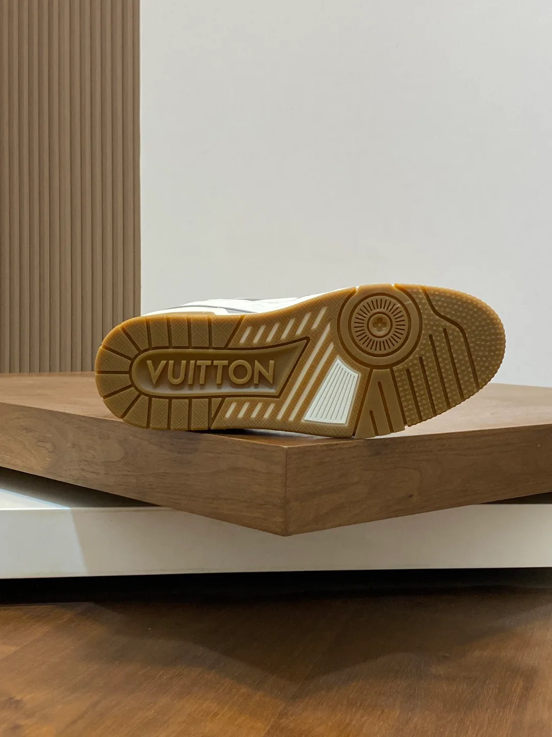 Women's Sneakers LOUIS VUITTON 18100327