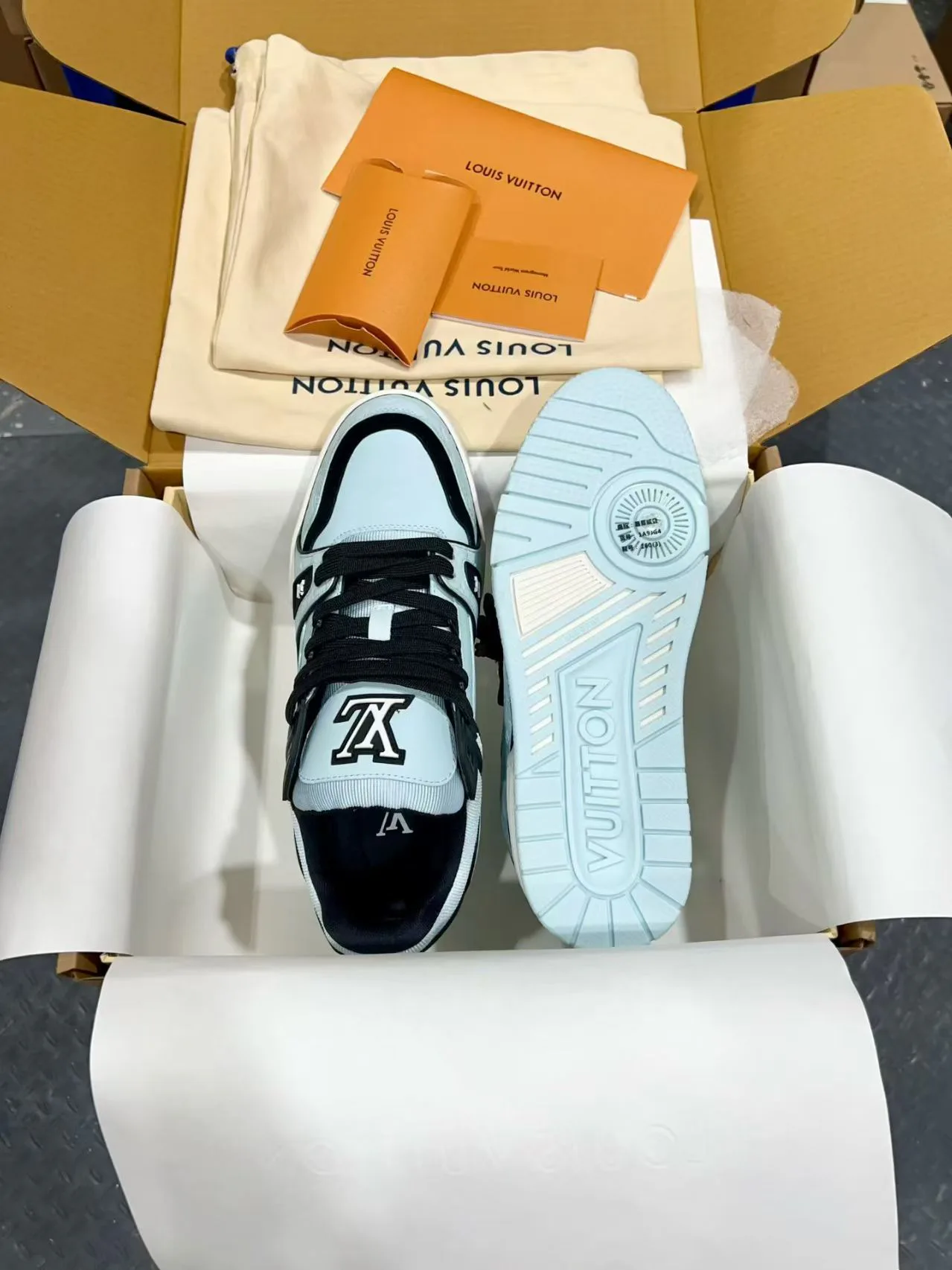Men's Sneakers LOUIS VUITTON 18170757