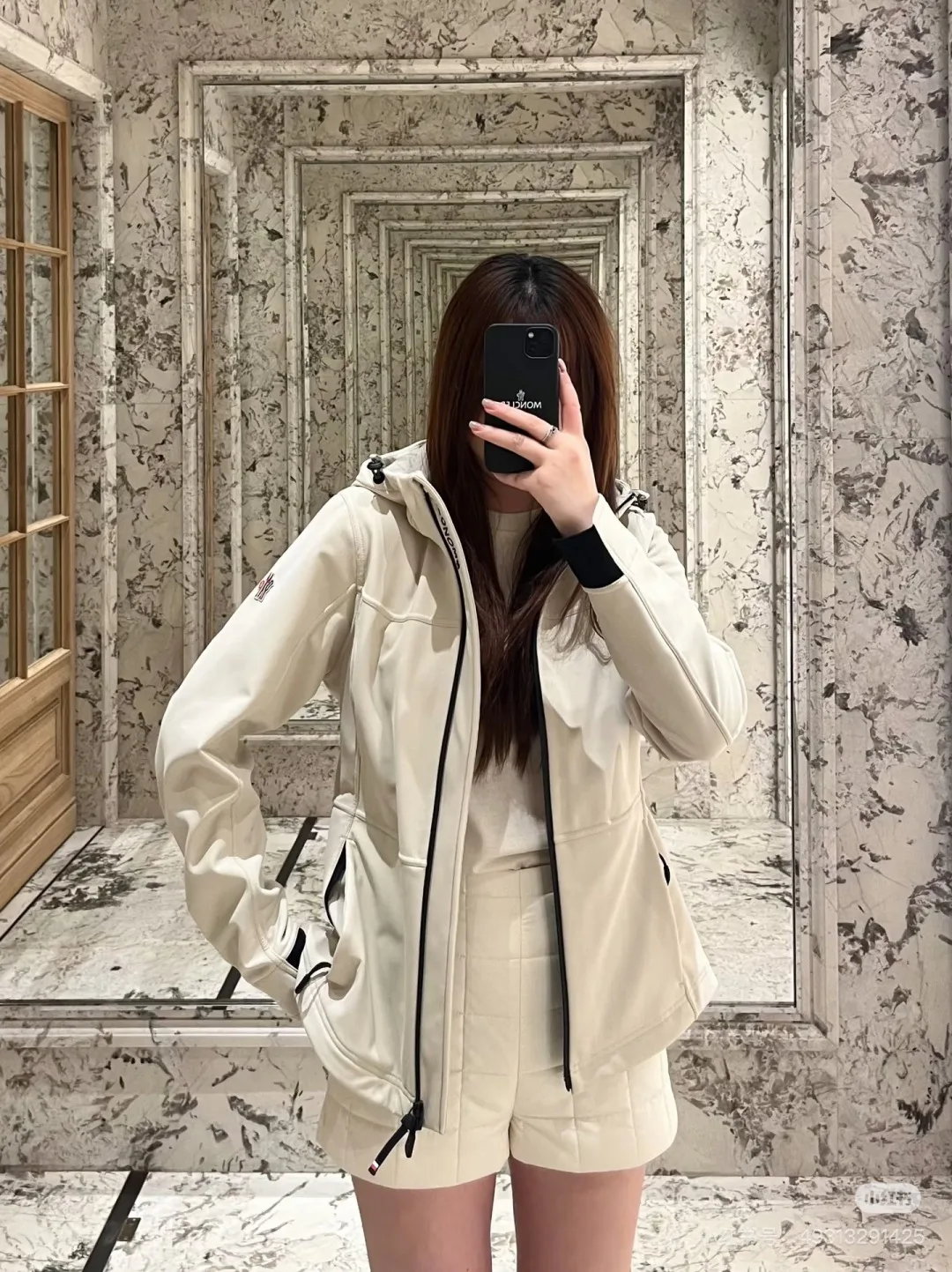 Women's Jackets And Down Jackets MONCLER 18517128