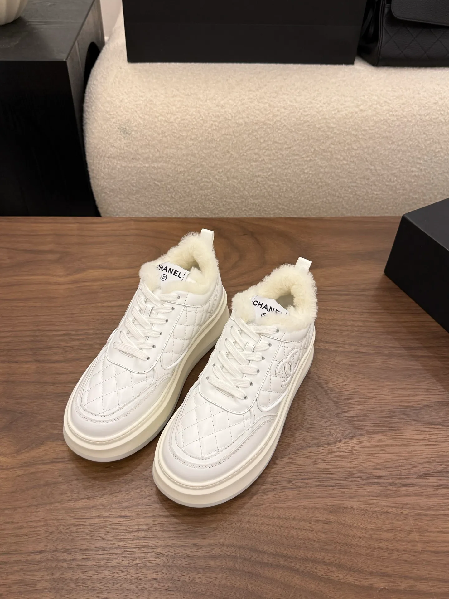 Women's Sneakers CHANEL 18223653