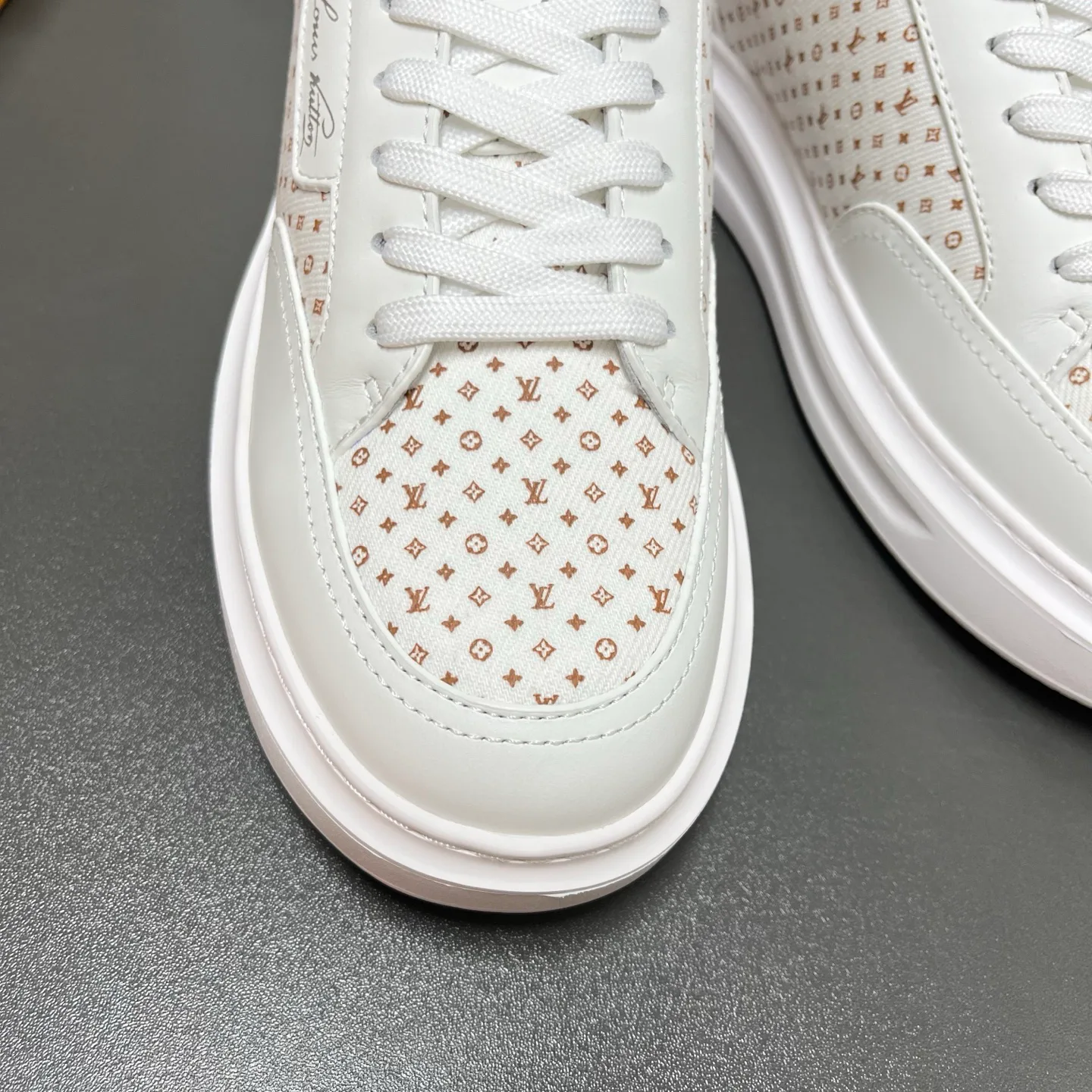 Men's Sneakers LOUIS VUITTON 18500178