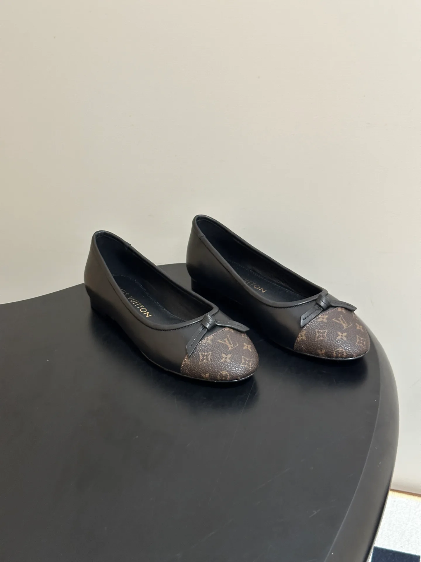 Women's Ballet Flats LOUIS VUITTON 18049403