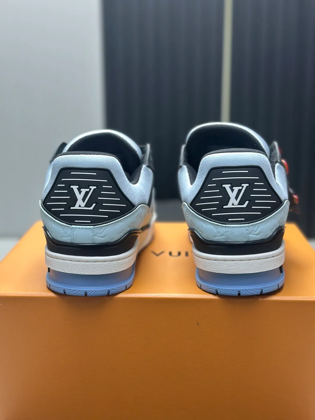 Women's Sneakers LOUIS VUITTON 18011574