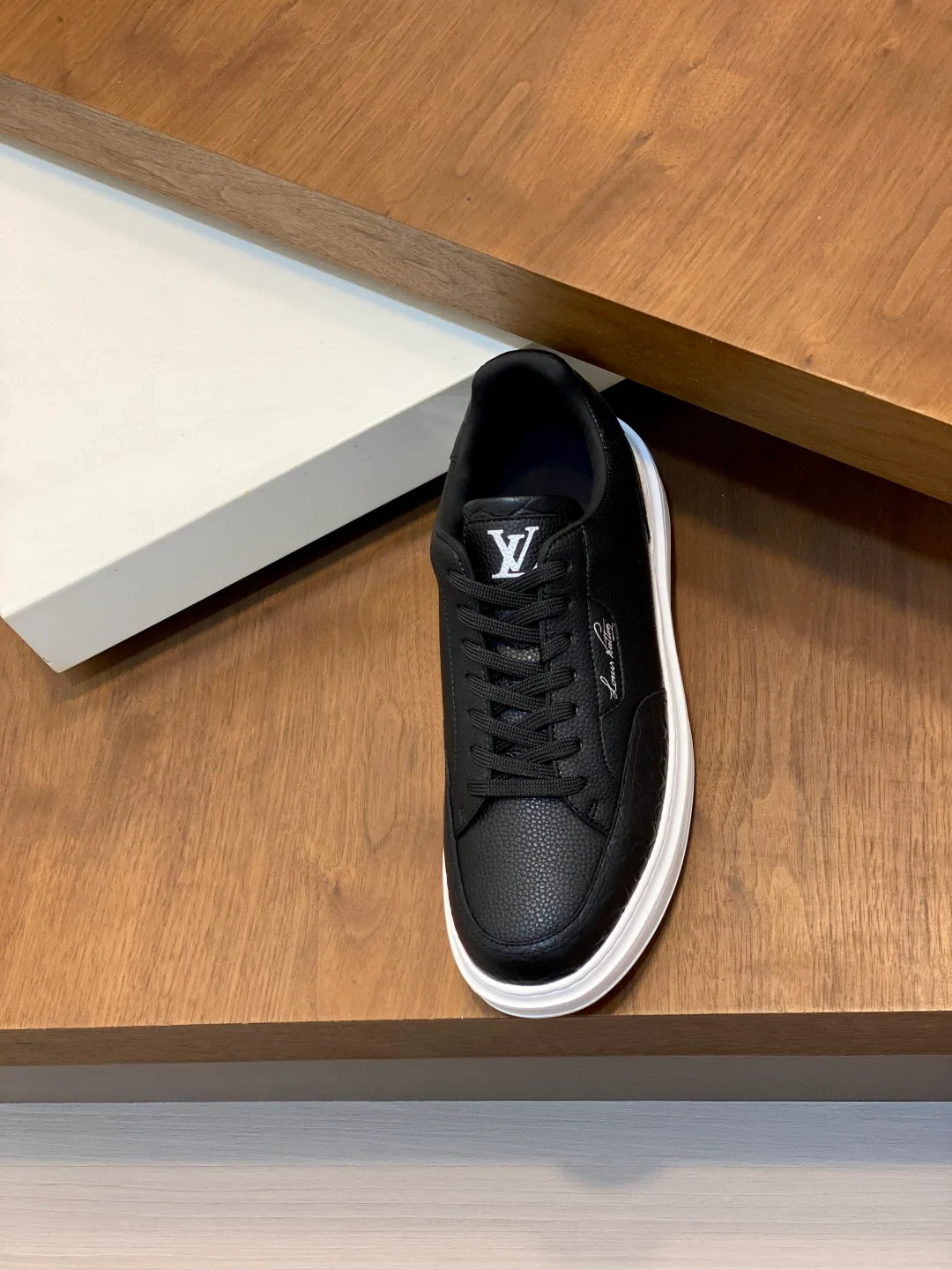 Men's Sneakers LOUIS VUITTON 18555434