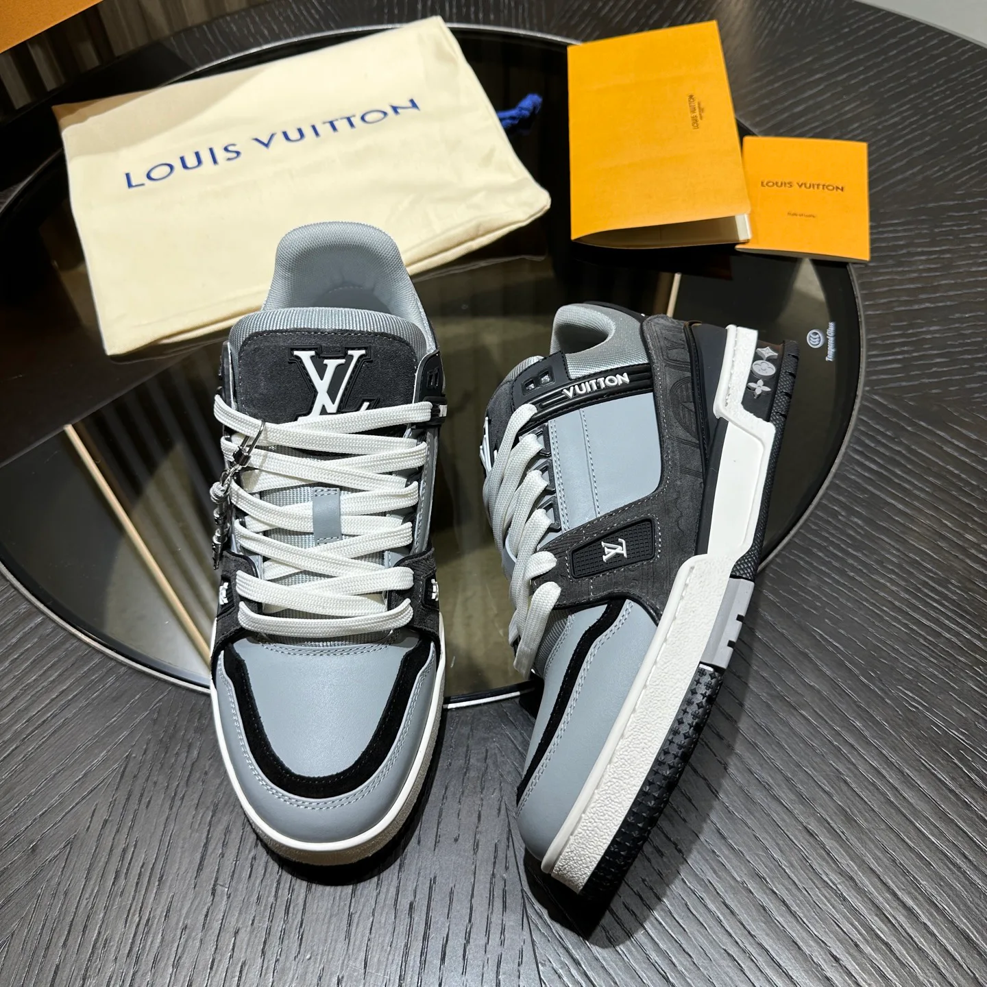 Men's Sneakers LOUIS VUITTON 18192371