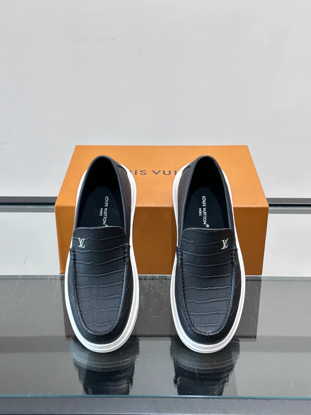 Men's Loafers And Dress Shoes LOUIS VUITTON 17806107