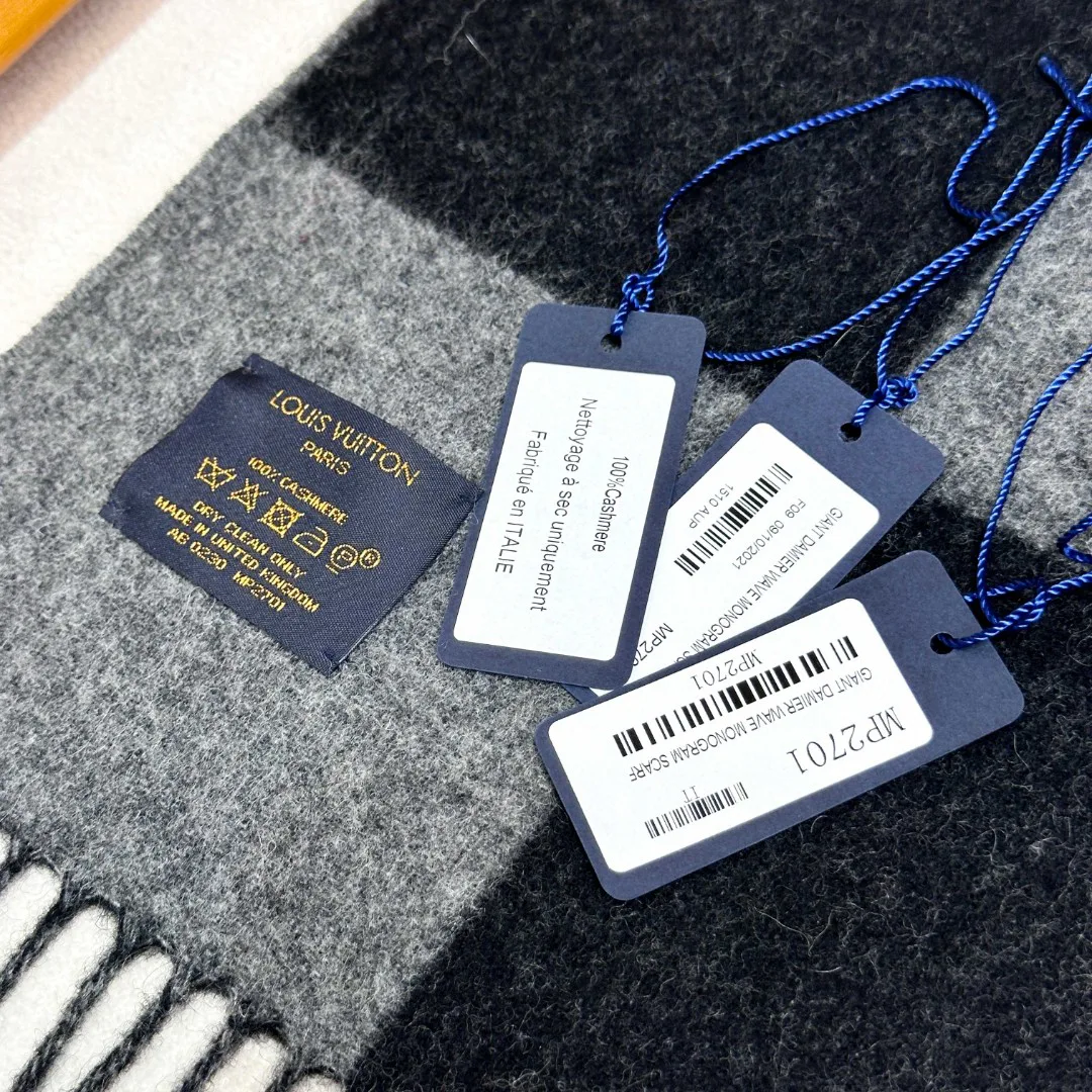 Scarves LOUIS VUITTON 18222616