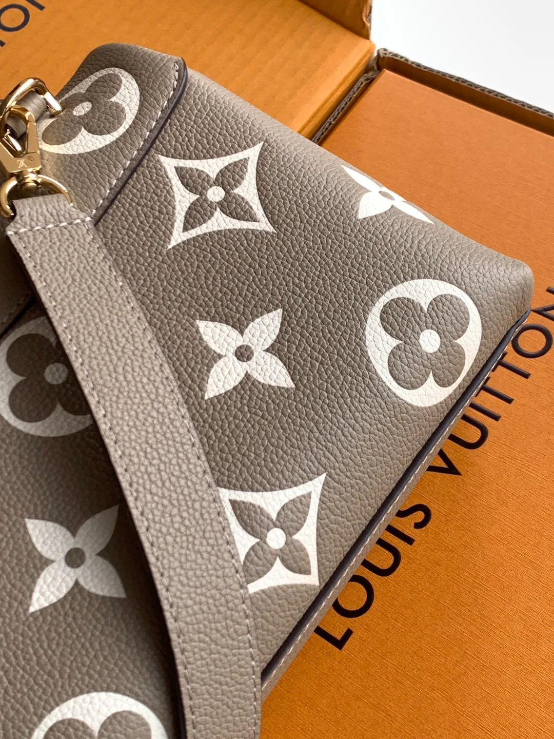 Women's Classic Handbags LOUIS VUITTON 18520970