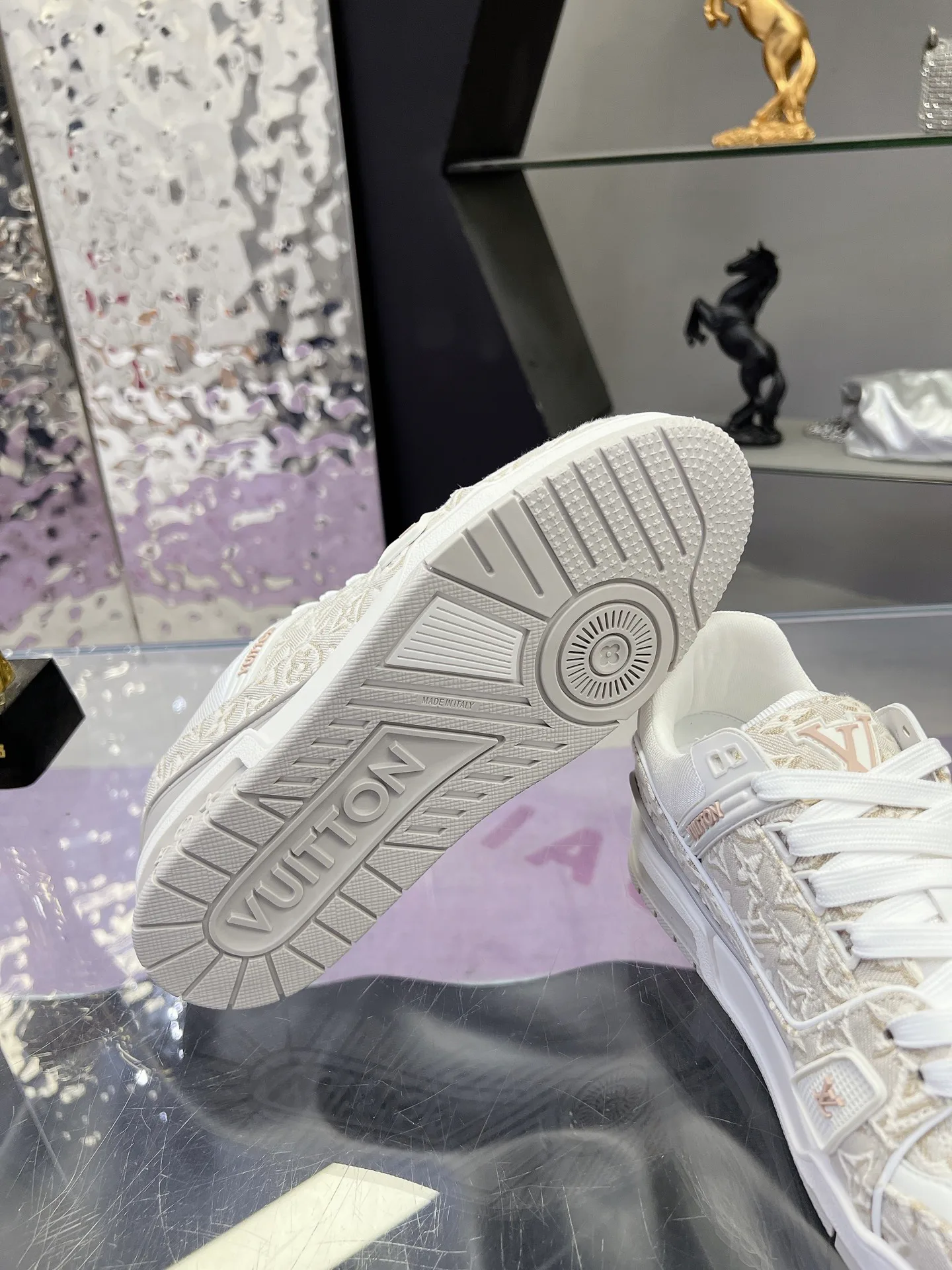 Men's Sneakers LOUIS VUITTON 17635618