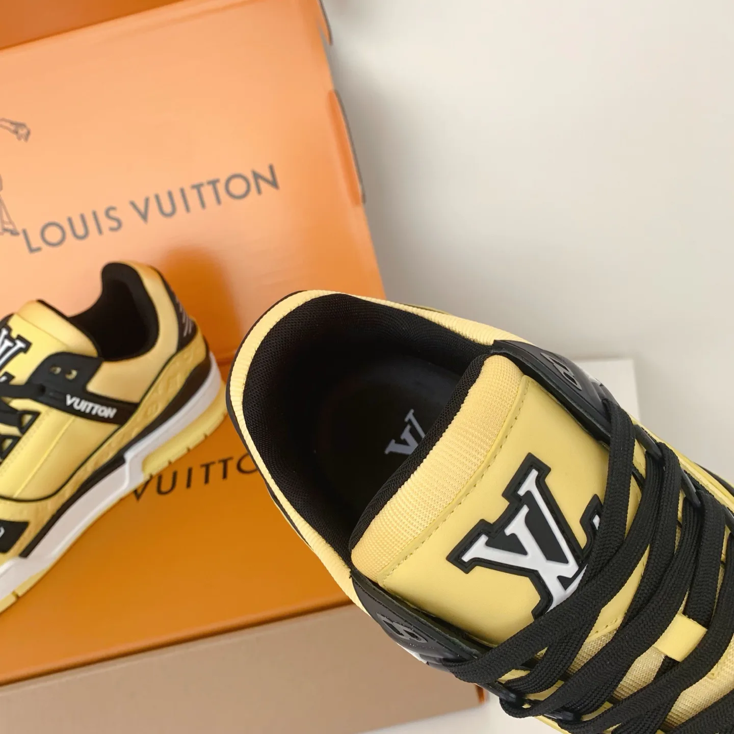 Women's Sneakers LOUIS VUITTON 18258384