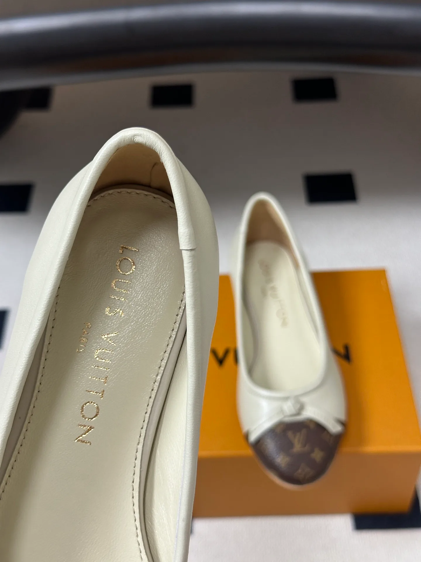 Women's Ballet Flats LOUIS VUITTON 18049404