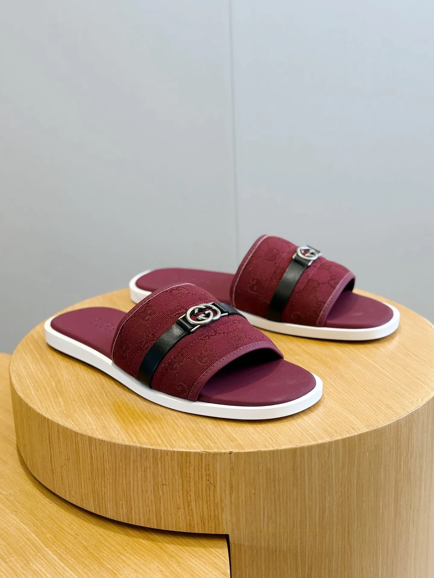 Men's Flip-Flops GUCCI 17349634
