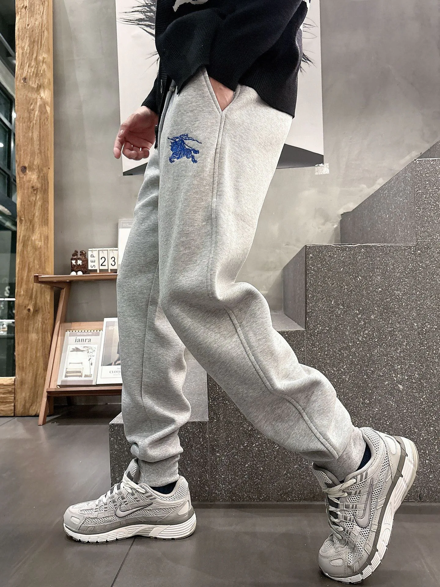 Брюки Мужские Burberry 18596885