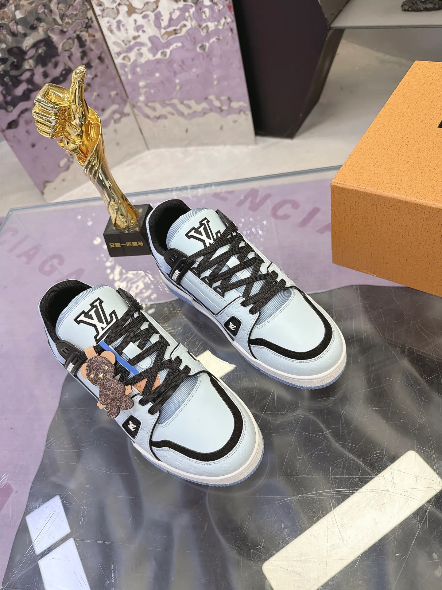 Women's Sneakers LOUIS VUITTON 17930929