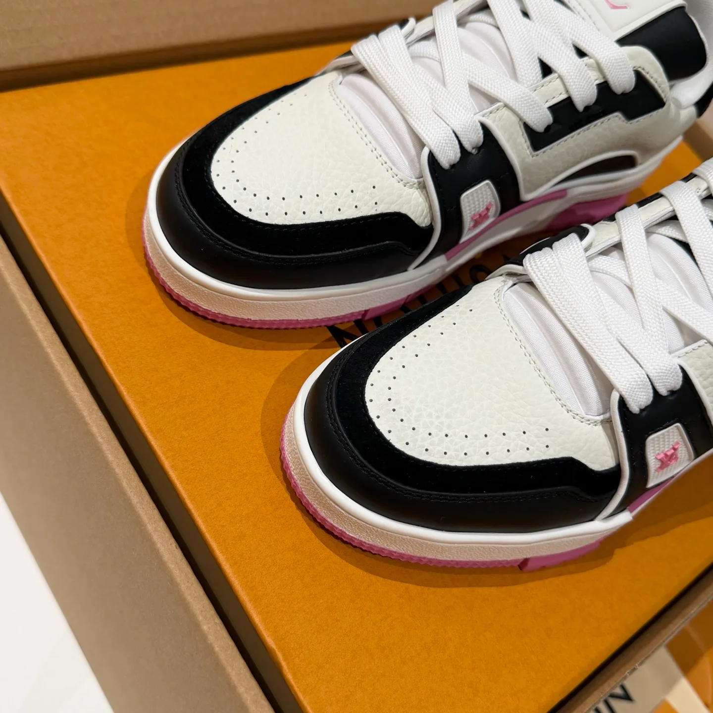 Women's Sneakers LOUIS VUITTON 18121557