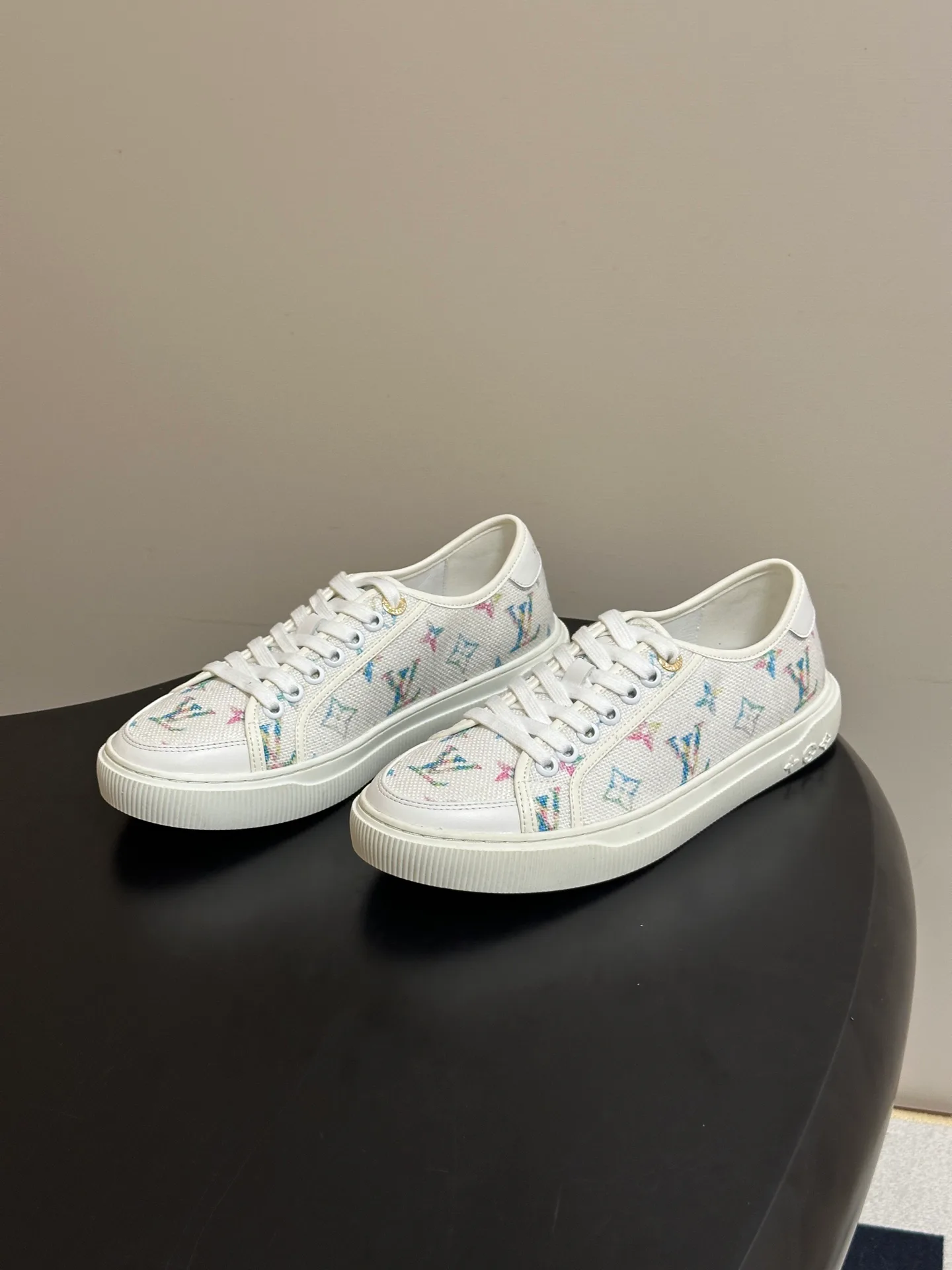 Women's Sneakers LOUIS VUITTON 18340950