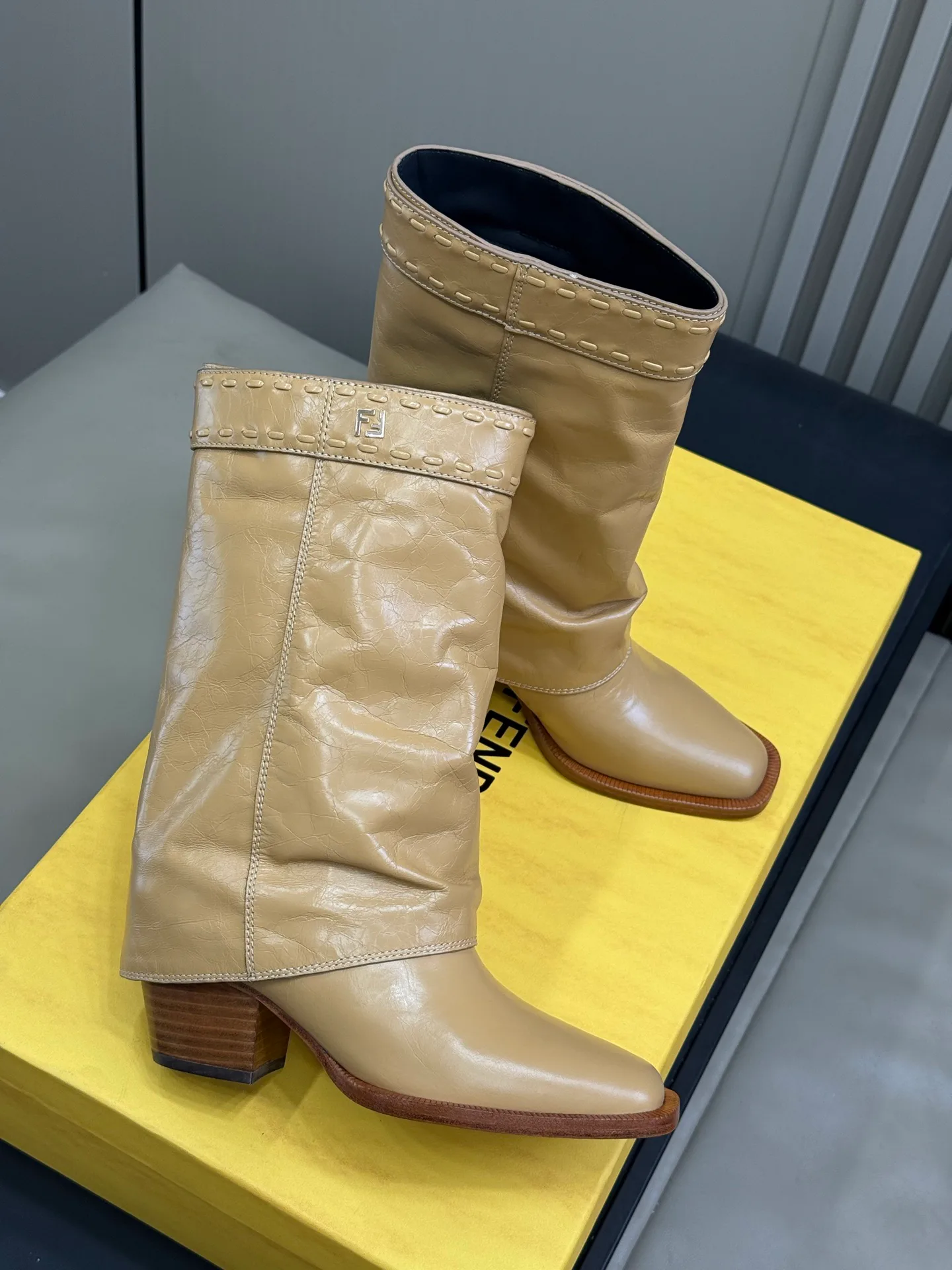 Сапоги Женские Fendi 18646918