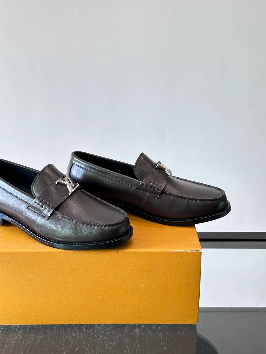 Men's Loafers And Dress Shoes LOUIS VUITTON 18169696