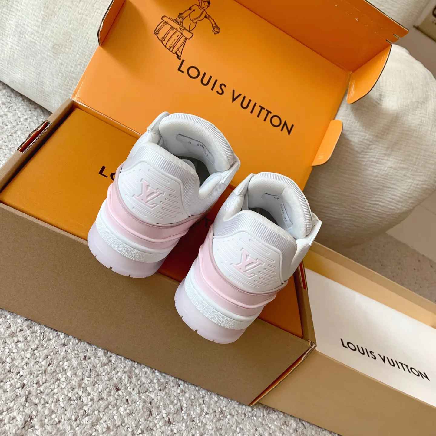 Women's Sneakers LOUIS VUITTON 18375815