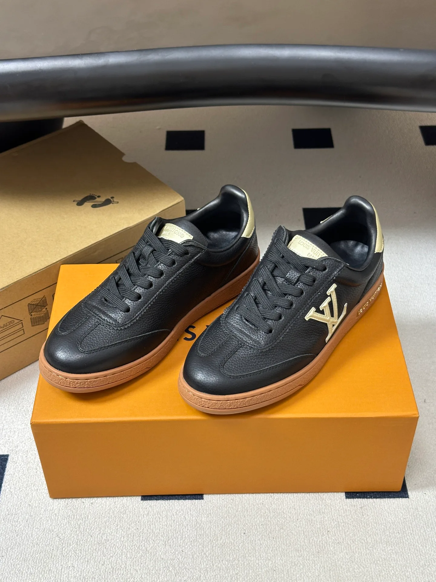 Women's Sneakers LOUIS VUITTON 18340951