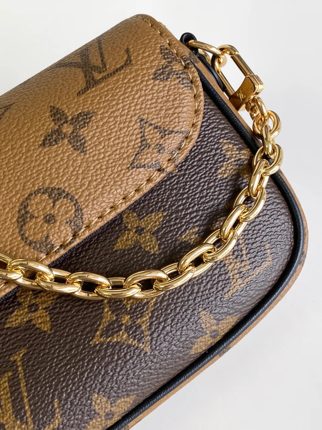 Women's Shoulder Bags LOUIS VUITTON 17949182