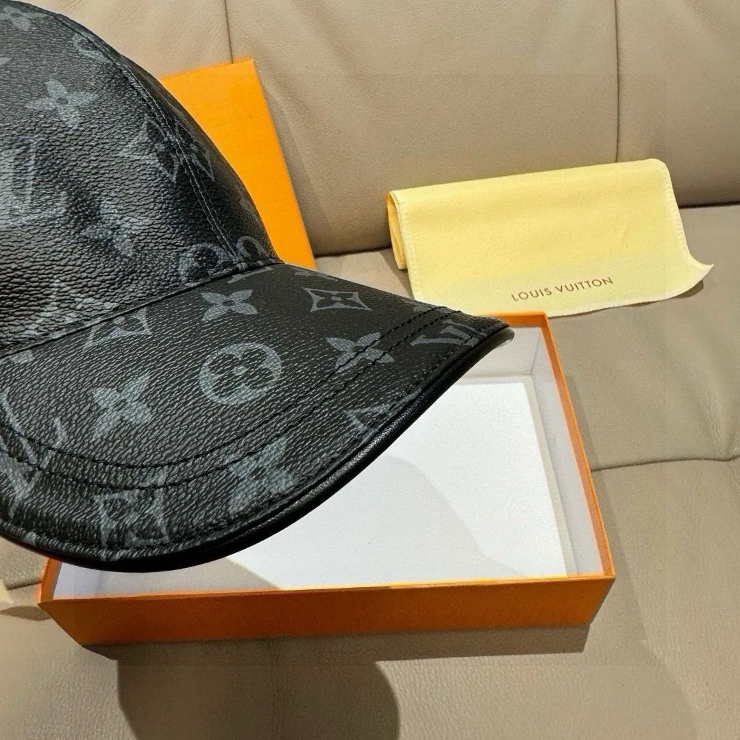 Hats LOUIS VUITTON 18105223