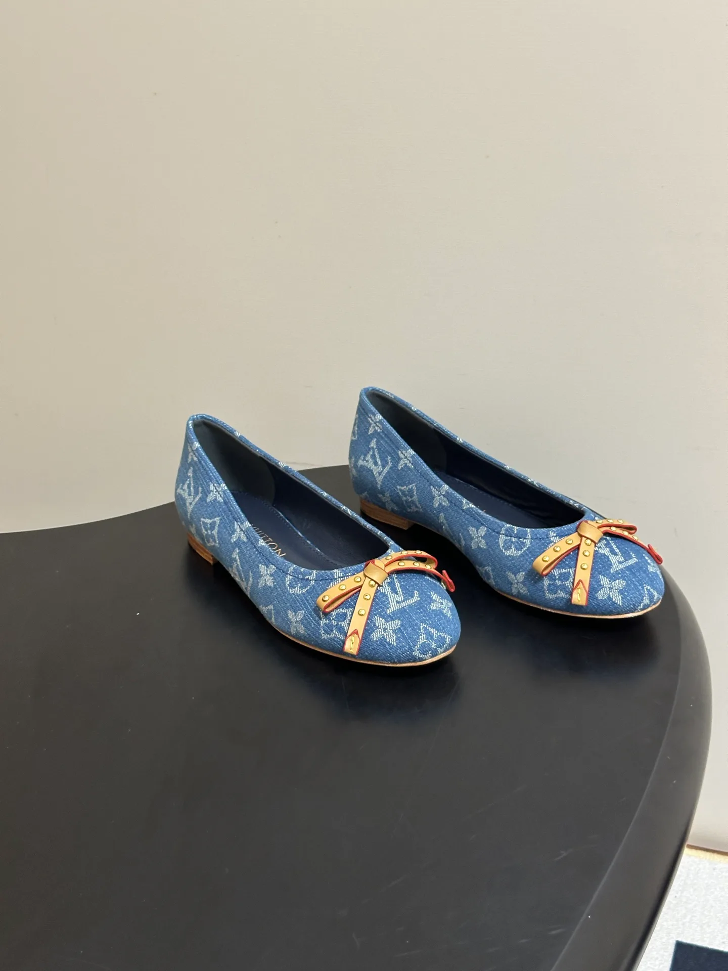 Women's Ballet Flats LOUIS VUITTON 18049411