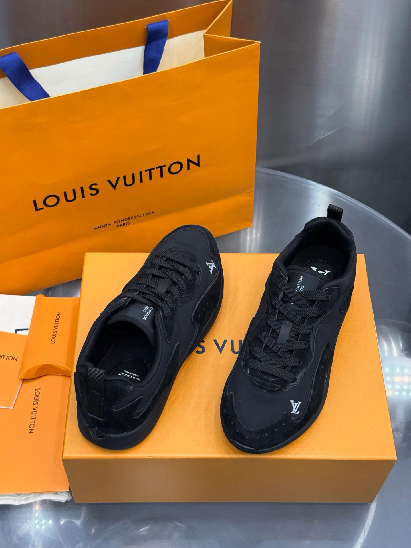 Men's Sneakers LOUIS VUITTON 18202637