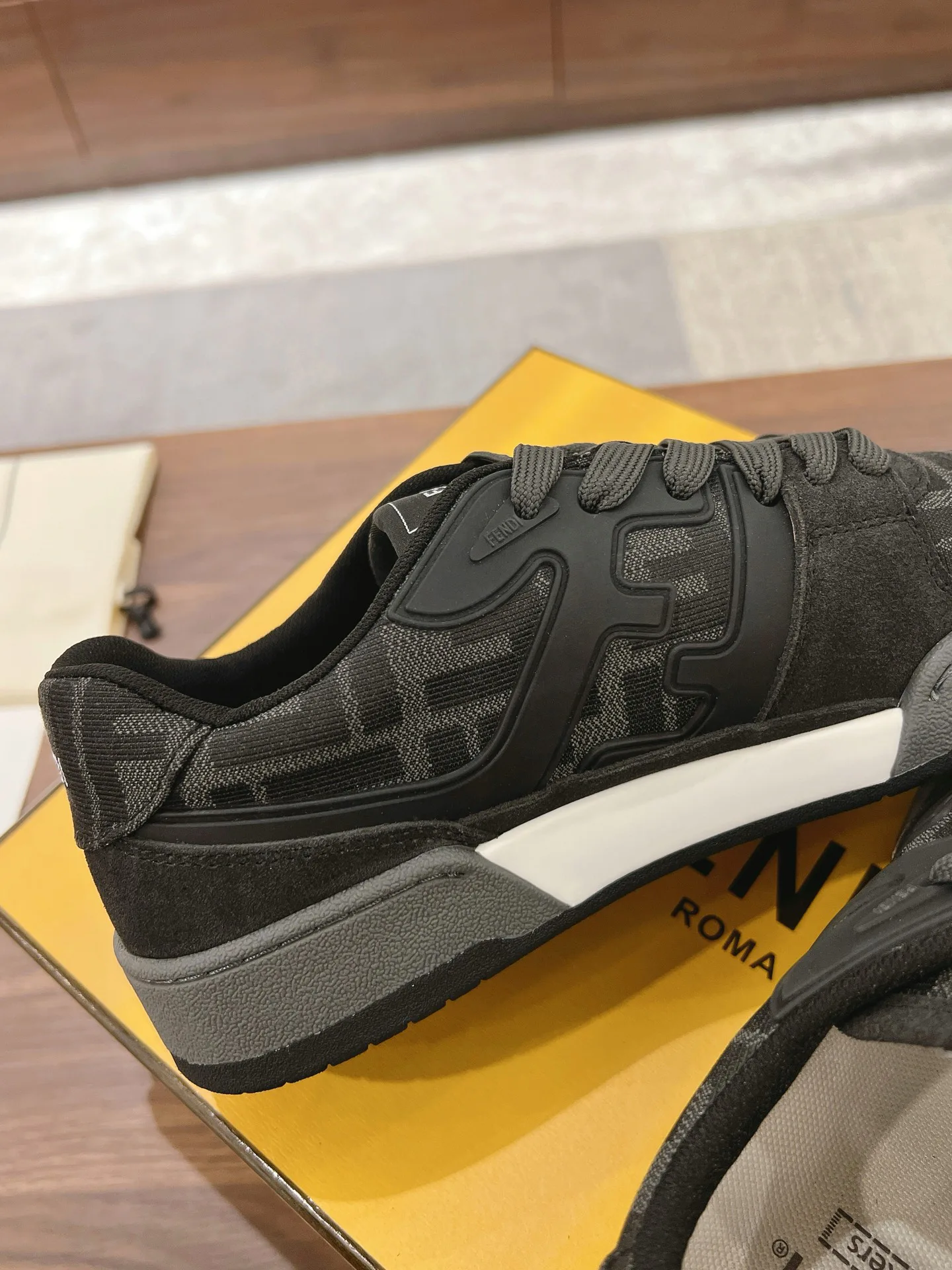 Women's Sneakers FENDI 18219608