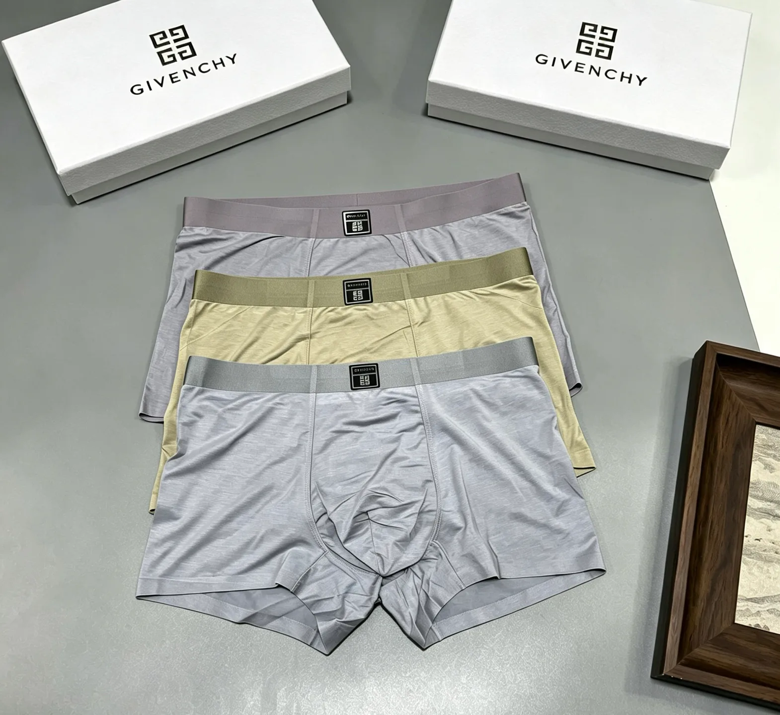 Men's Shorts GIVENCHY 18097536