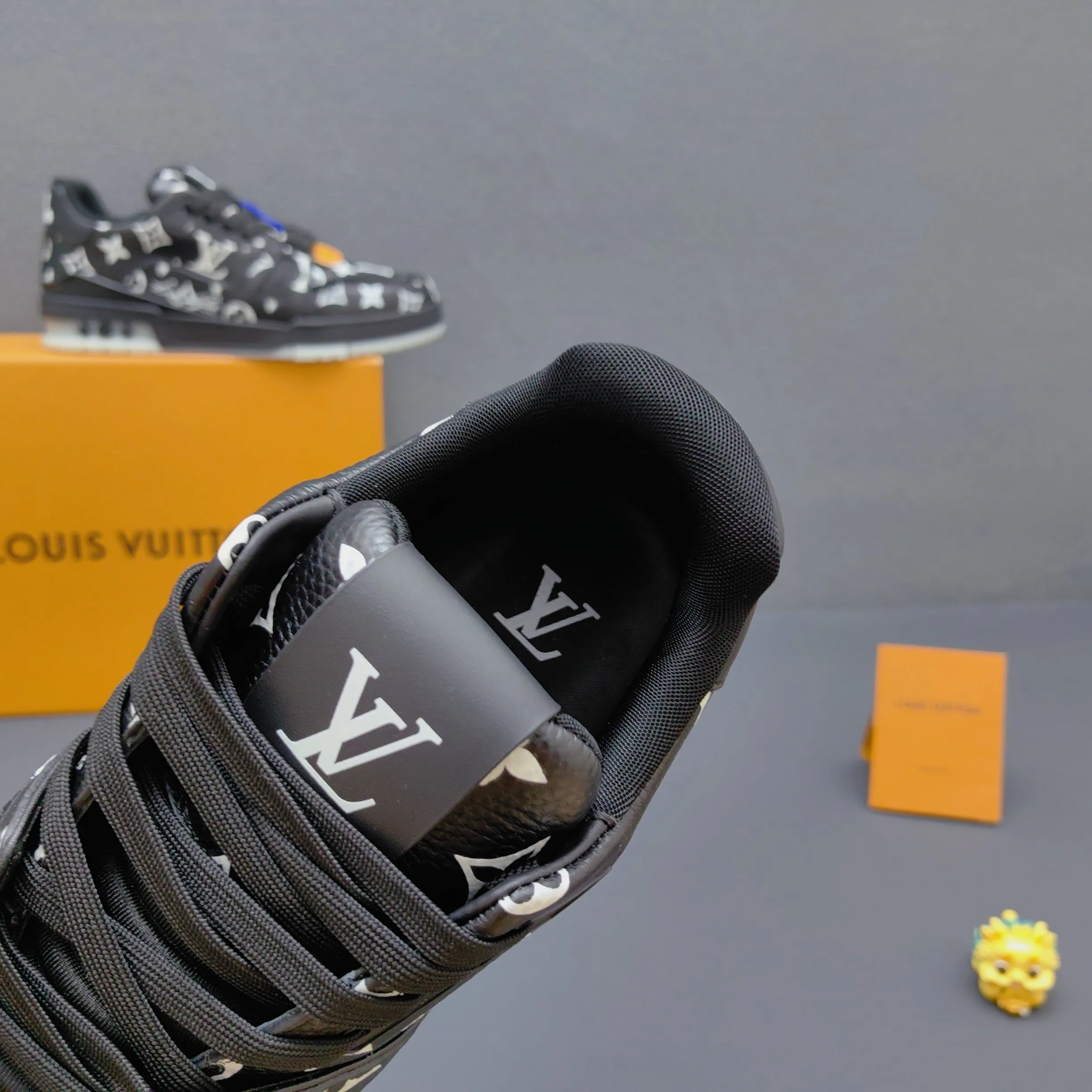 Women's Sneakers LOUIS VUITTON 17725114