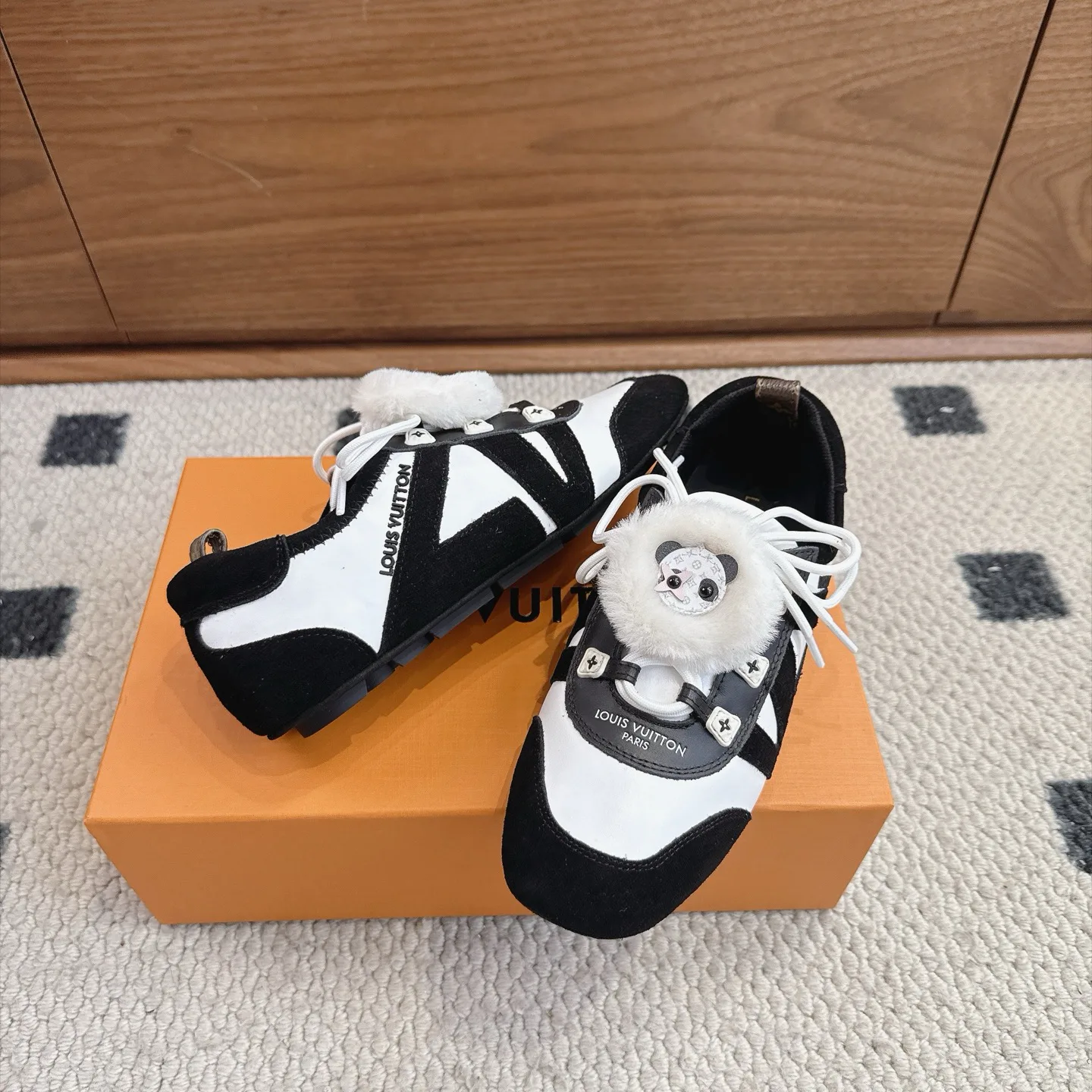 Women's Sneakers LOUIS VUITTON 18025436