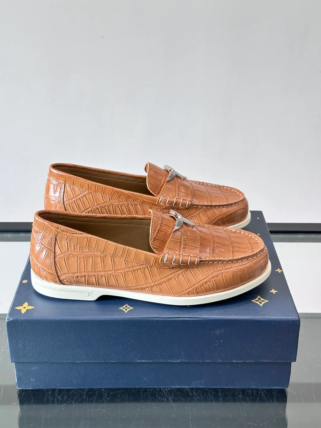 Men's Loafers And Dress Shoes LOUIS VUITTON 18118560