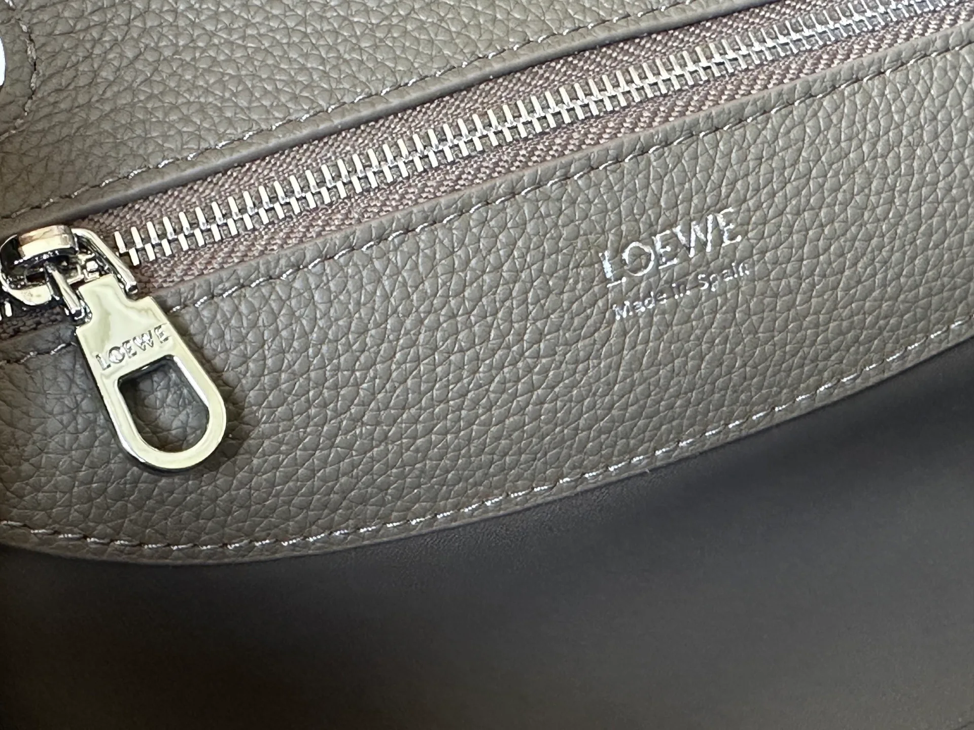 Women's Classic Handbags LOEWE 17551243