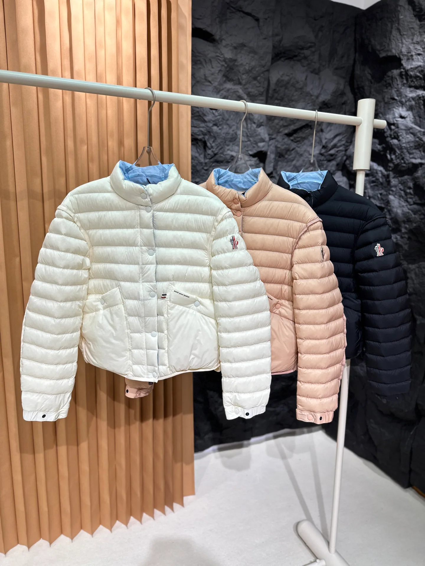 Women's Jackets And Down Jackets MONCLER 17899294